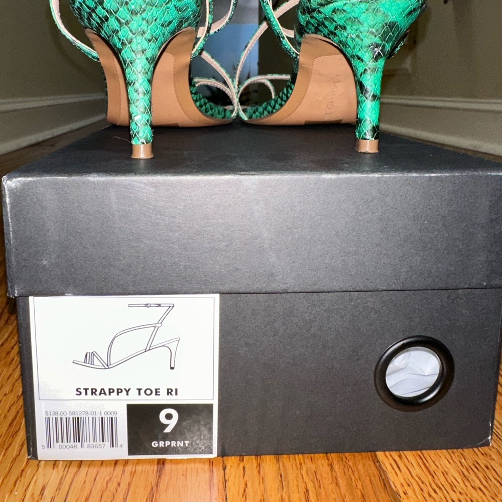 Banana Republic Leather Strappy Toe Ri Sandal sz 9 - Picture 12 of 12